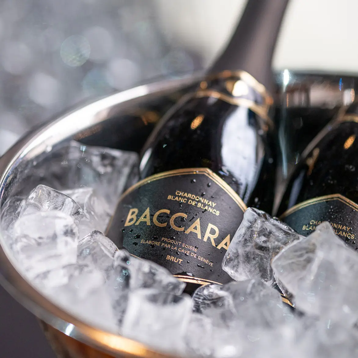 Une bouteille de mousseux Baccarat dans un seau à glaçons