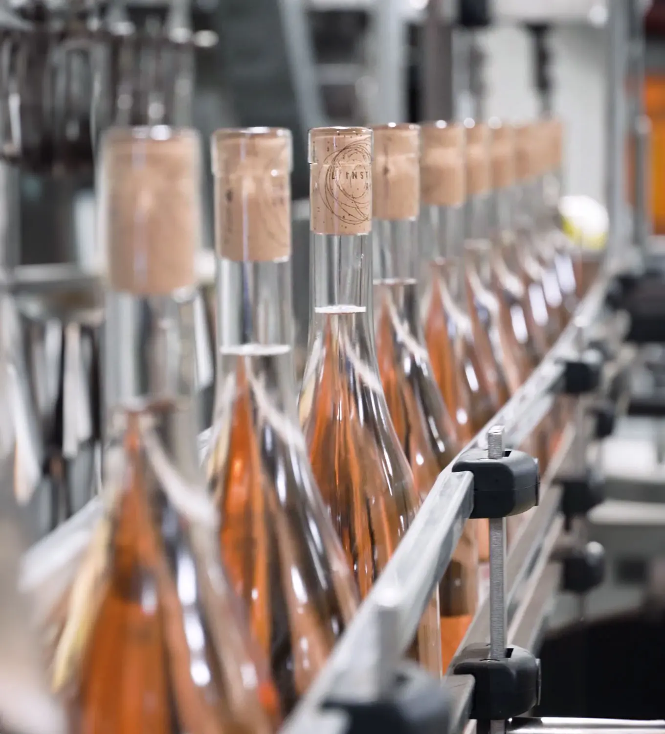 Bouteille d'Instant Rosé sur une ligne de mise