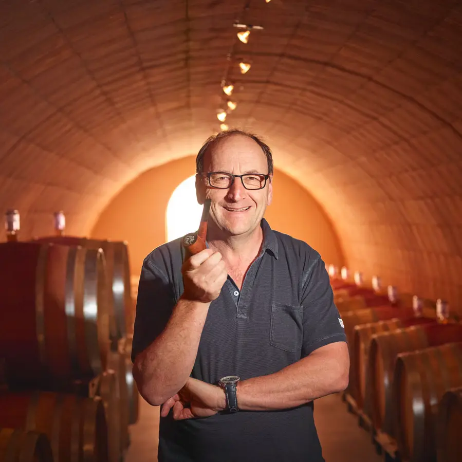 Photo portrait de Nicolas Bonnet dans son chai