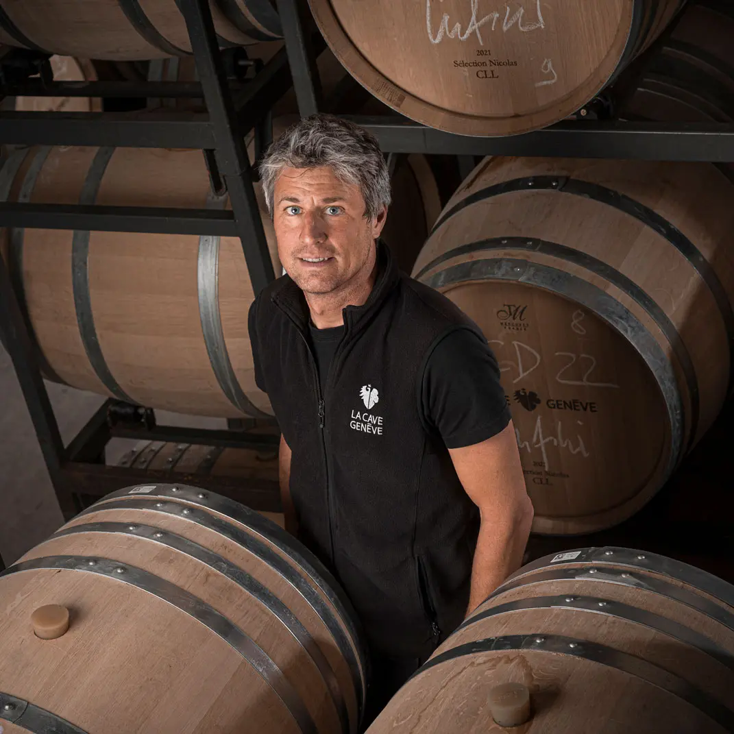 Florian Barthassat dans le chai à barrique