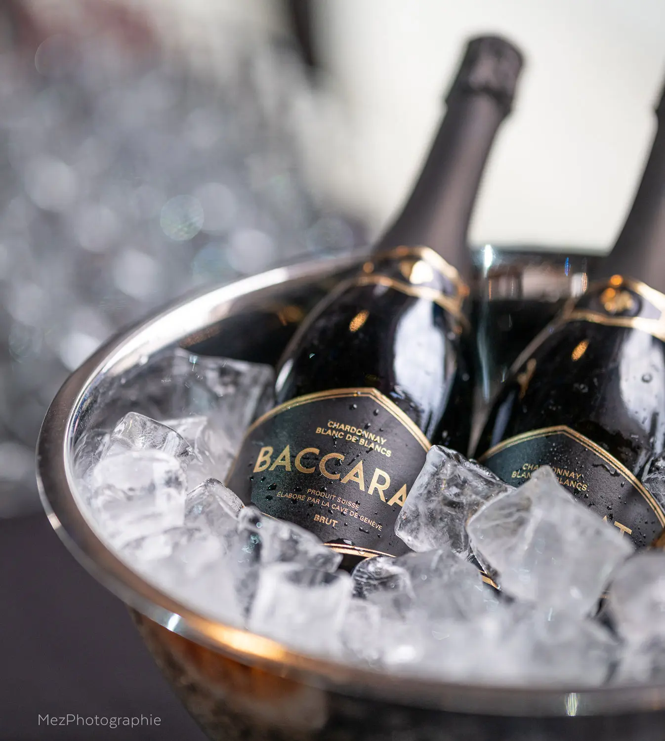 Une bouteille de Baccarat dans un seau à glaçons