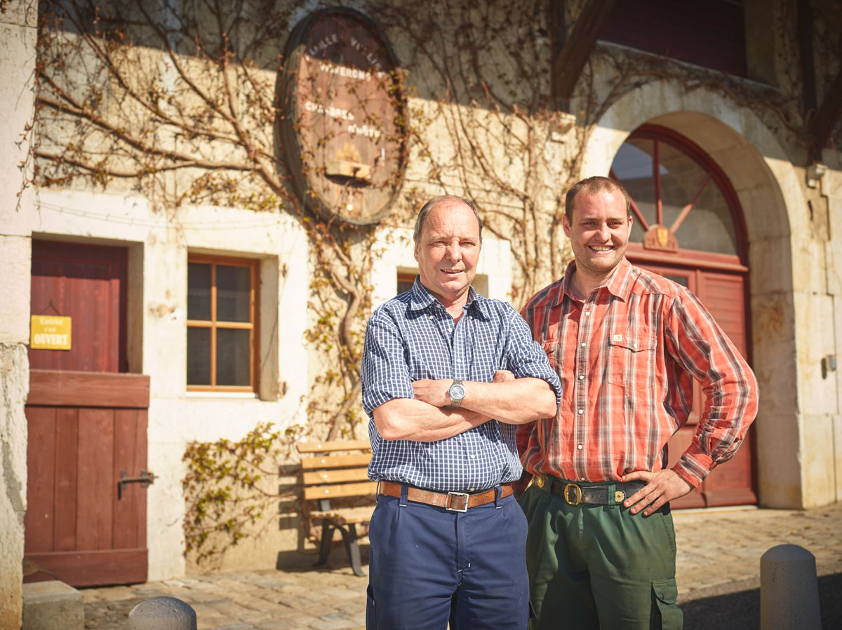 Bernard et Laurent Vullier Bernard et Laurent Vullier devant leur ferme