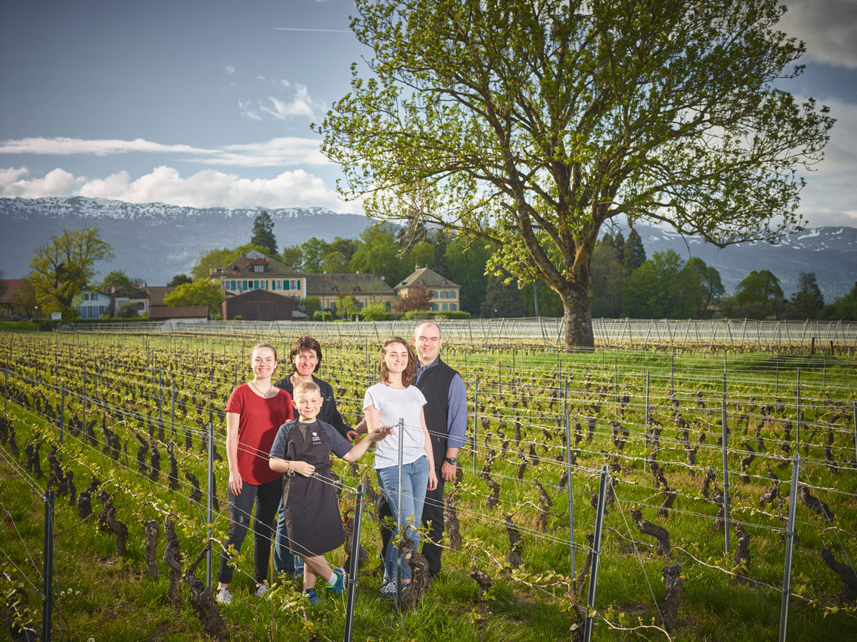 Famille Revaclier La famille Revaclier dans leurs vignes