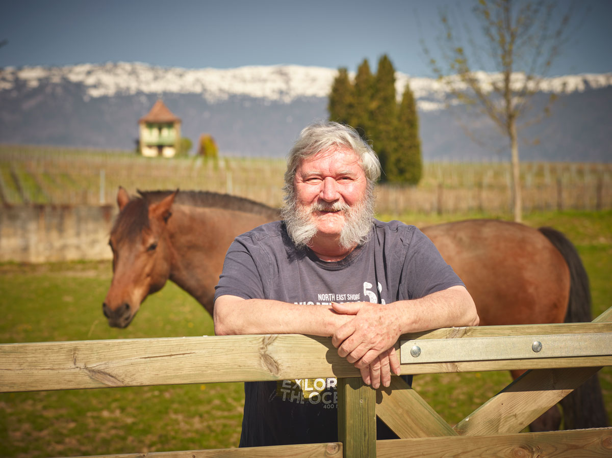Jacques Mermillod Jacques Mermillod accourdé à une barrière devant son cheval