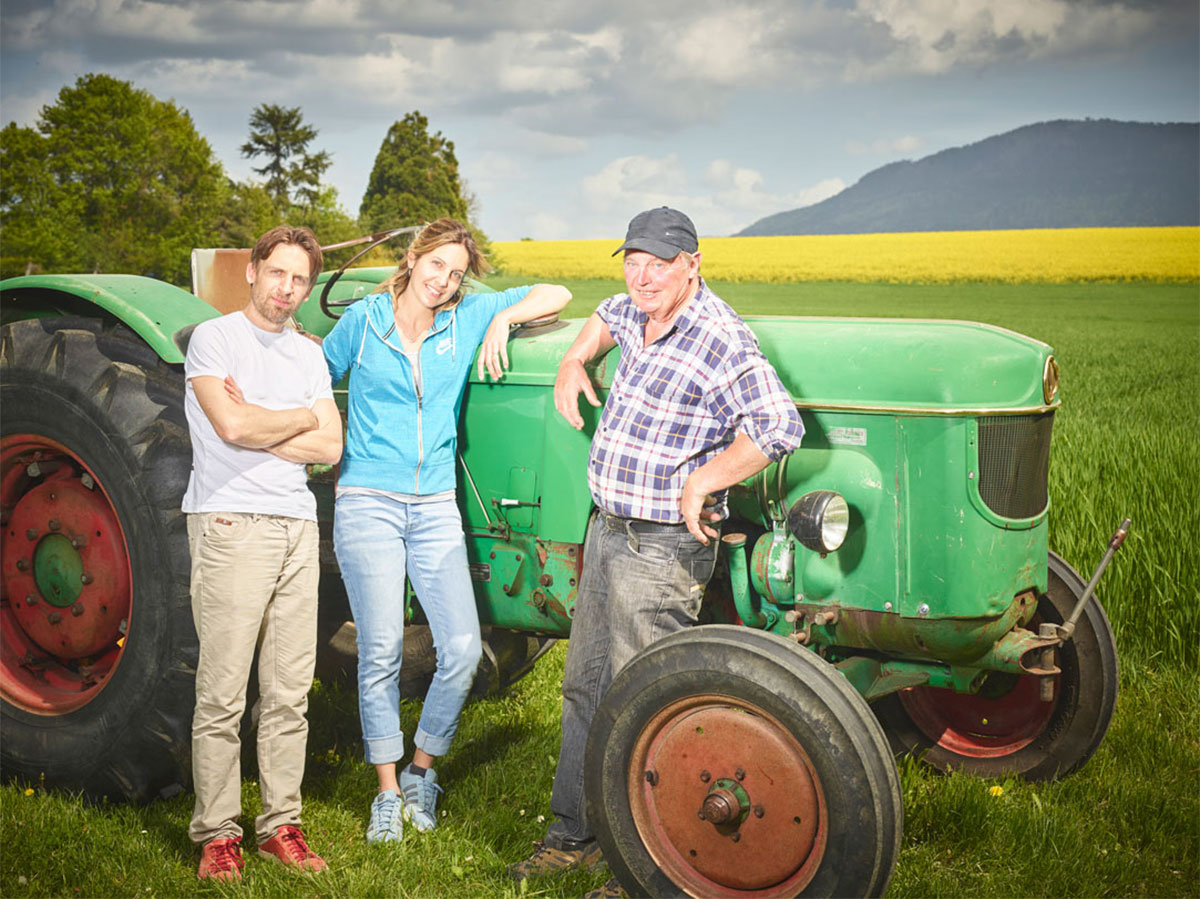 Famille Favre La famille Favre devant un tracteur dans un champ