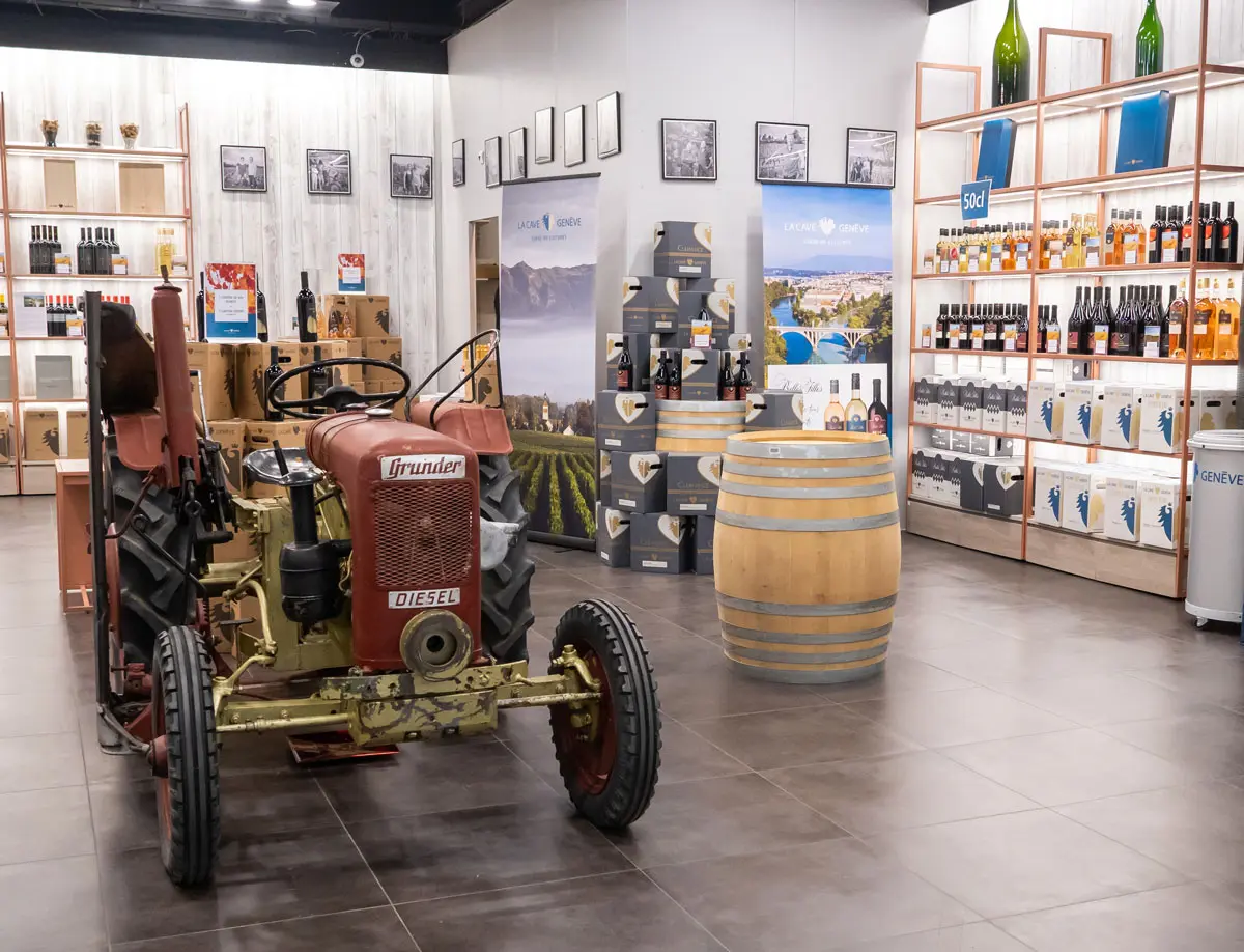Un tracteur Grunder au milieu d'une boutique de vin